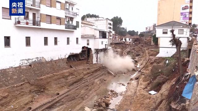 西班牙洪災(zāi)遇難人數(shù)升至214人 志愿者步行前往災(zāi)區(qū)救援  第1張